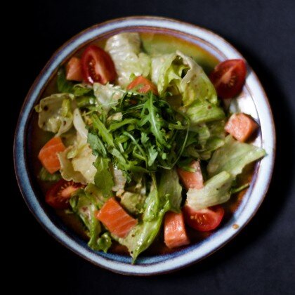 Салат с лососем и авокадо