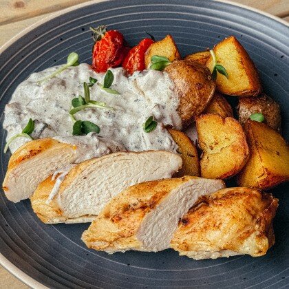 Куриное филе в сливочно-грибном соусе с картофелем