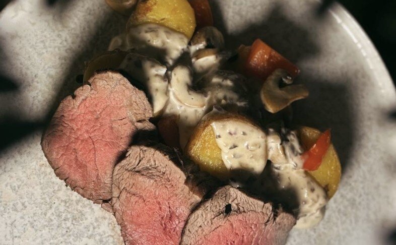 Медальоны из говядины с грибным соусом