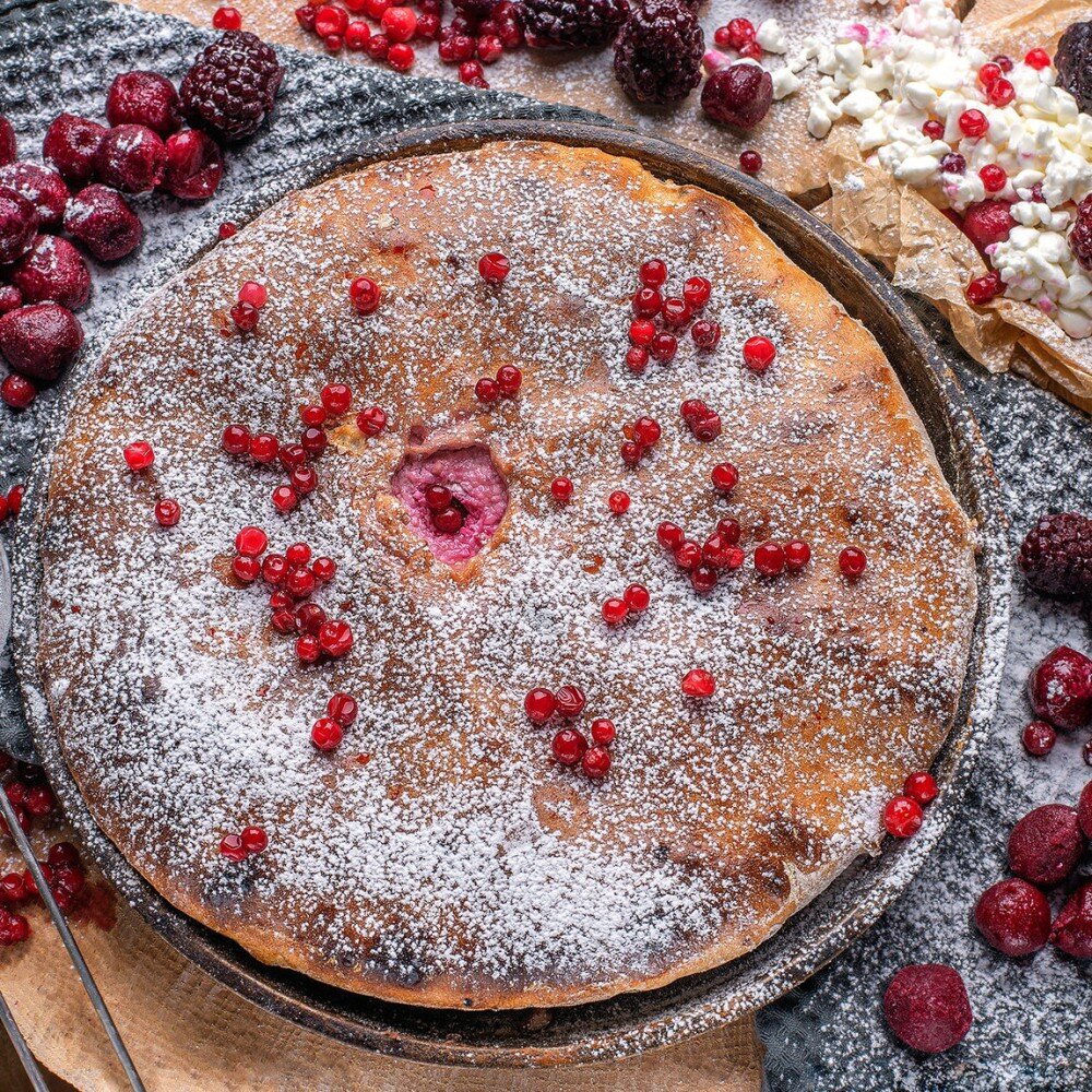 Пирог с творогом и ягодами