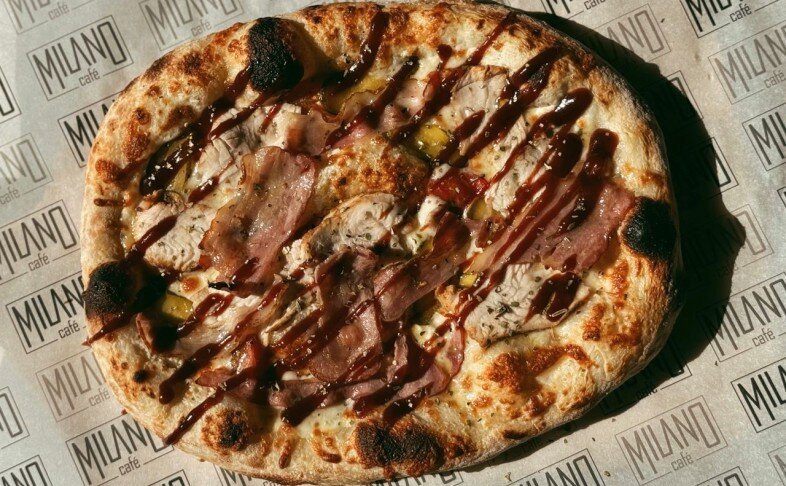 Пицца с беконом, индейкой и соусом барбекю