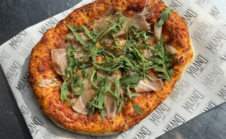 Пицца с пармой, грушей и рокфорти