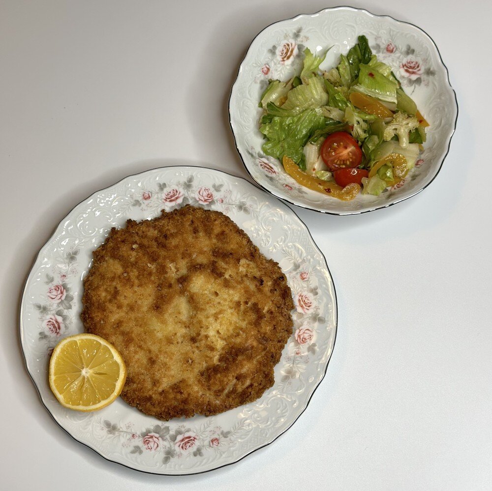 Котлета из цыплёнка с овощным салатом