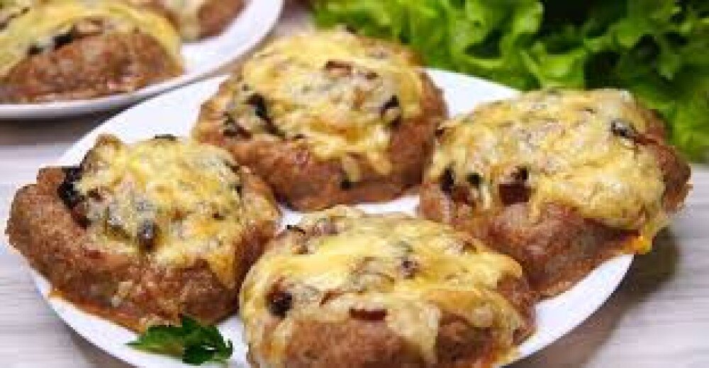Мясные гнезда с творожным сыром маринованным огурчиком