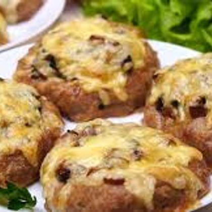 Мясные гнезда с овощами и яйцом