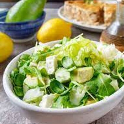 Салат зеленый с  огурцом