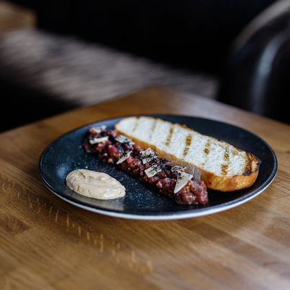 Тартар из говядины с сыром пармезан