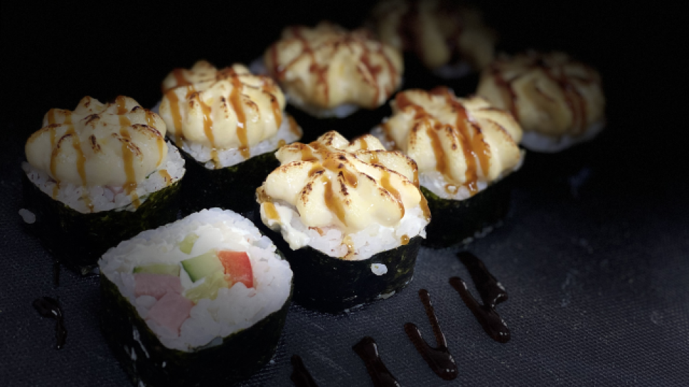 Запечённый ролл в ветчиной