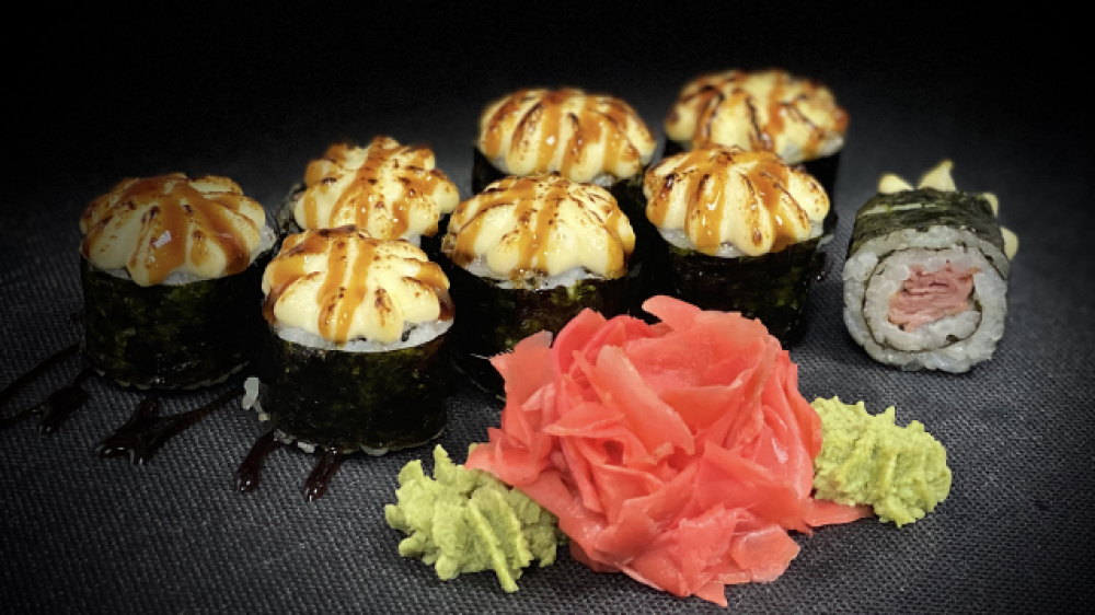 Запечённый ролл mini c копченым лососем