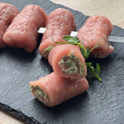 Рулетики из свинины с чесночным маслом