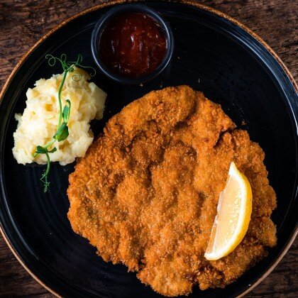 ШНИЦЕЛЬ ИЗ СВИНОЙ ВЫРЕЗКИ С КАРТОФЕЛЬНЫМ САЛАТОМ И СОУСОМ ТАРТАР