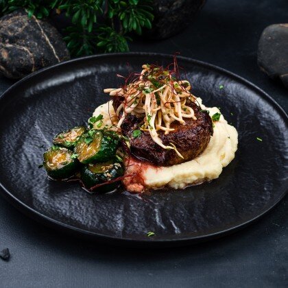 СТЕЙК ФИЛЕ-МИНЬОН С КАРТОФЕЛЬНЫМ ПЮРЕ