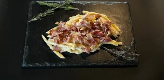Картофель фри с соусом и беконом