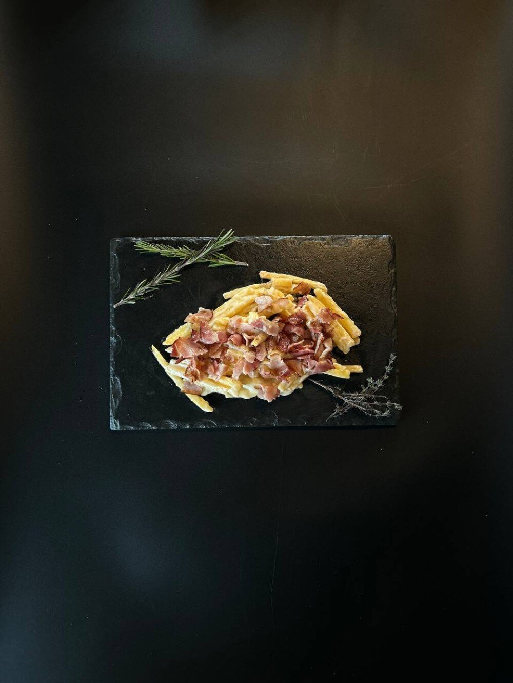 Картофель фри с соусом и беконом
