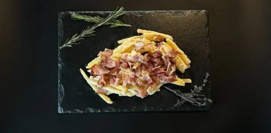 Картофель фри с соусом и беконом