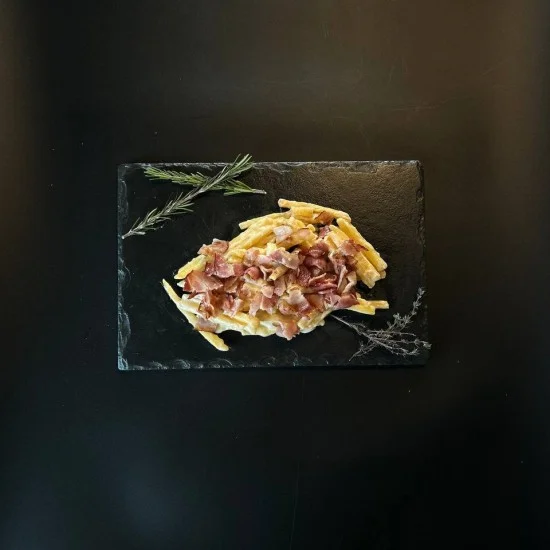 Картофель фри с соусом и беконом