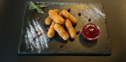 Сырные палки с соусом