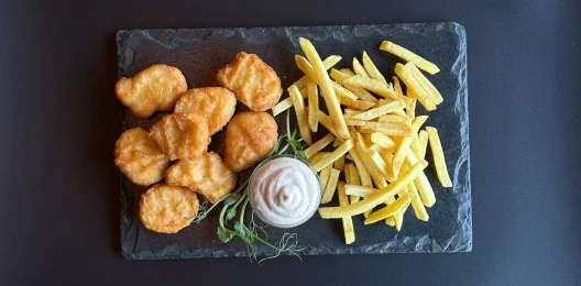 Куриные наггетсы с картофелем фри и соусом