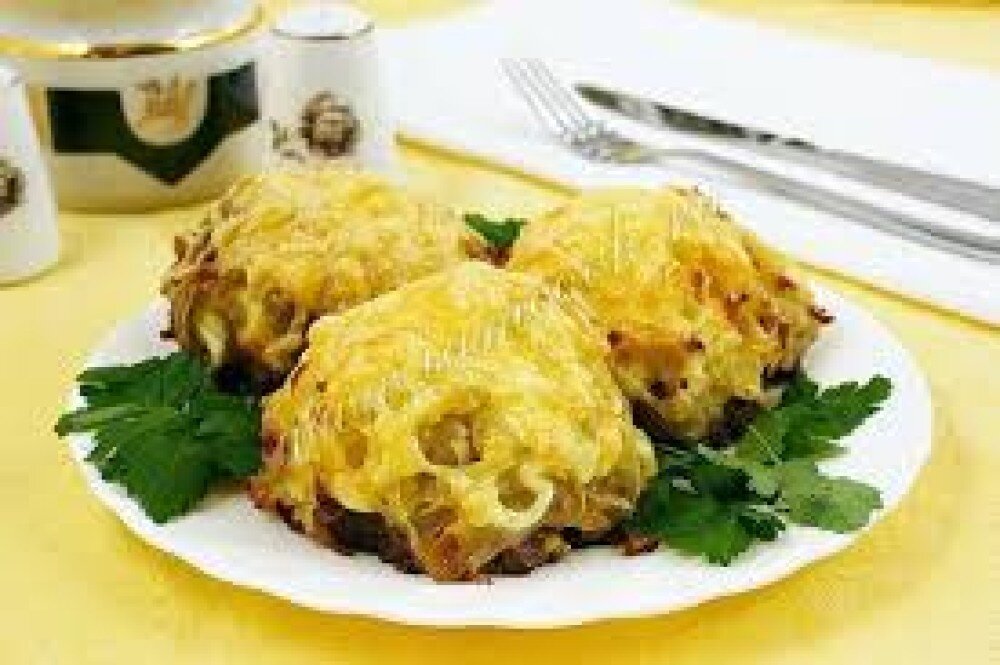 Мясные гнезда  с картофелем и яйцо