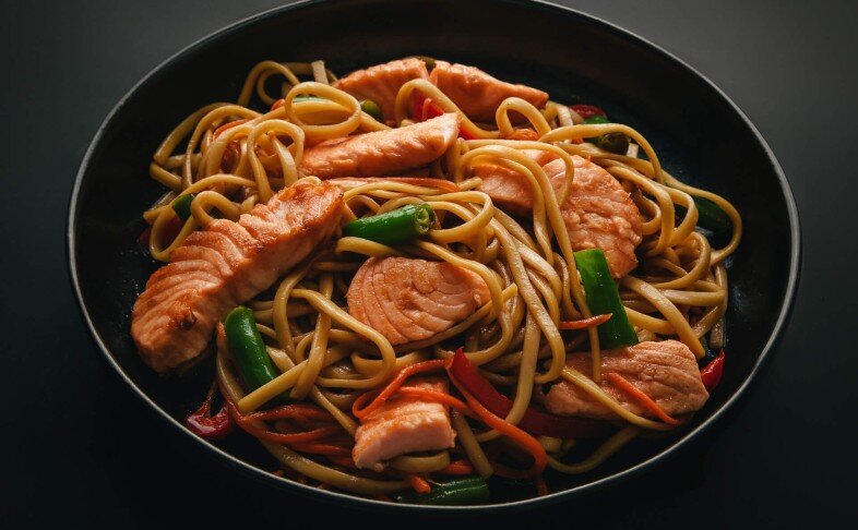 Wok с лососем