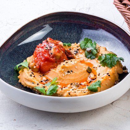 Хумус, бретта, семена, печеный томат