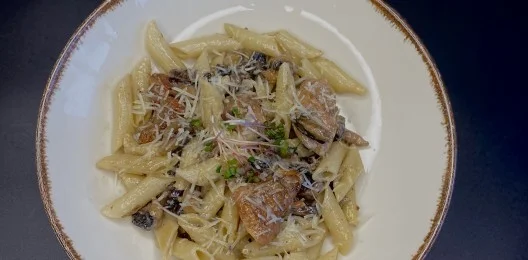 Паста с курицей и грибами