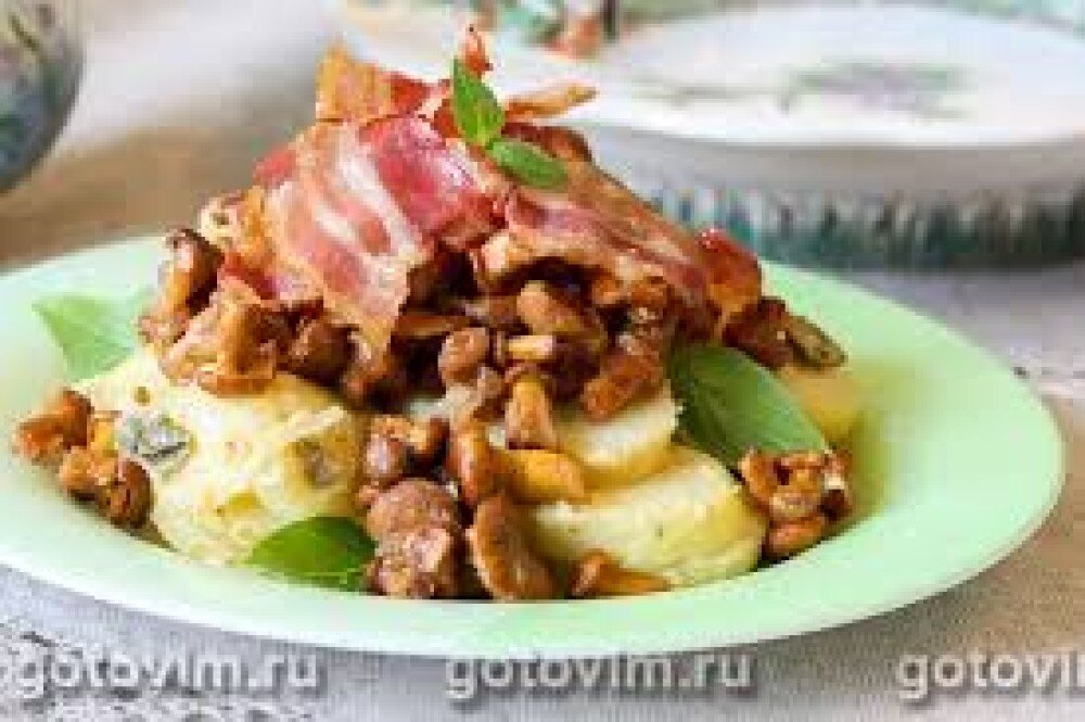 Салат с ветчиной беконом и грибами
