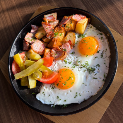 Яичница с картофелем и беконом