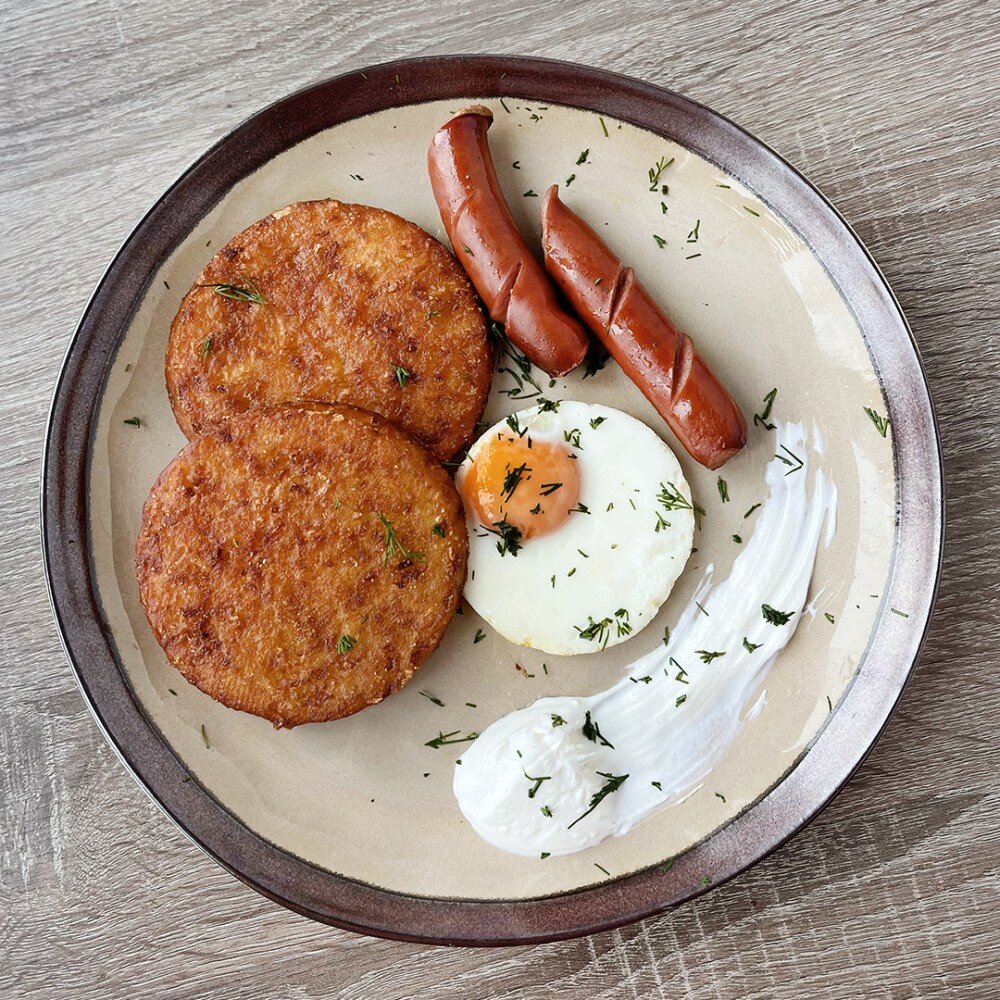 Драники  с колбаской, яйцом и зеленым луком