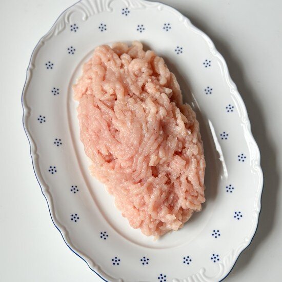 Фарш из фермерской курицы, охлаждённый.