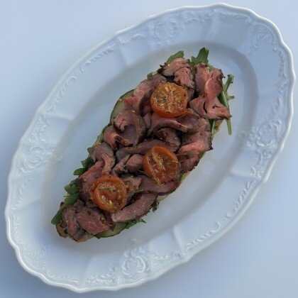 Брускетта с ростбифом и вяленными томатами черри