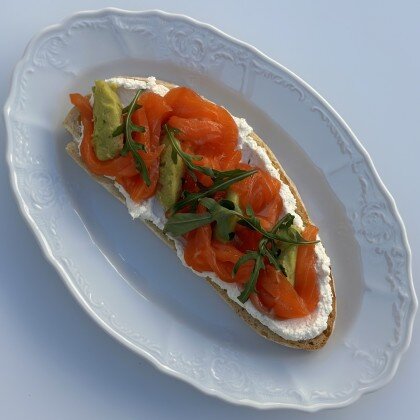 Брускетта с лососем и трюфельным сливочным сыром