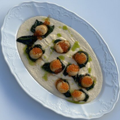 Морские гребешки с кремом из цветной капусты и красной икрой