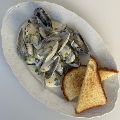 Мидии со сливочным соусом и бриошь