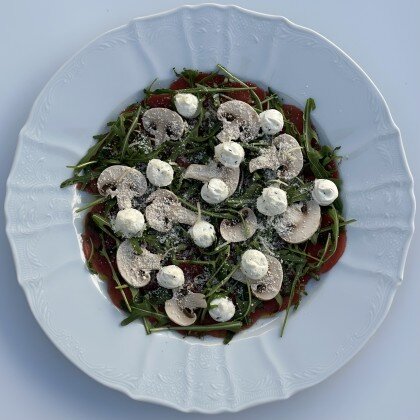 Карпаччо из говядины с грибами и трюфельным маслом