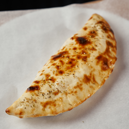 Пицца «Кальцоне с копченой курицей, грибами и сыром»