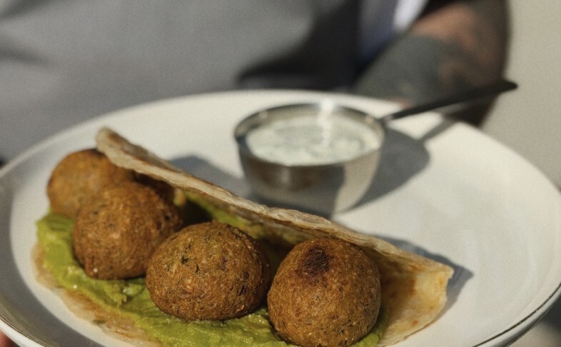 Фалафель с гуакамоле и соусом дзадзики