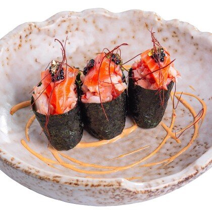 Гункан с креветкой и лососем