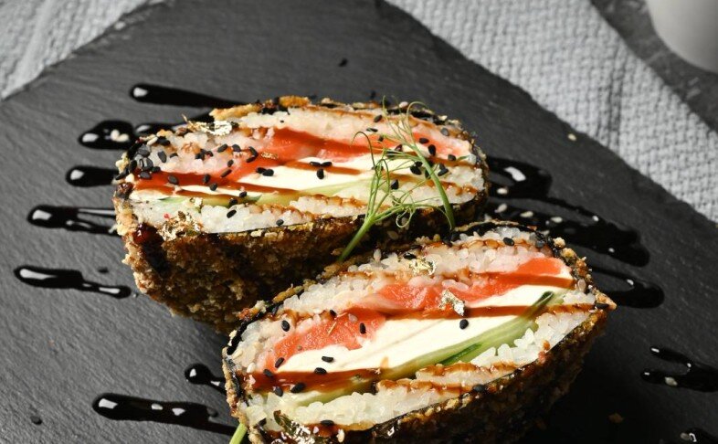 Суши-бургер с форелью