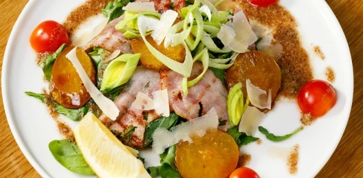 Салат с беконом и грушей