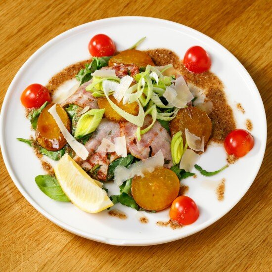 Салат с беконом и грушей