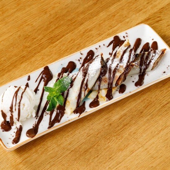 Креп с шоколадом и мороженым