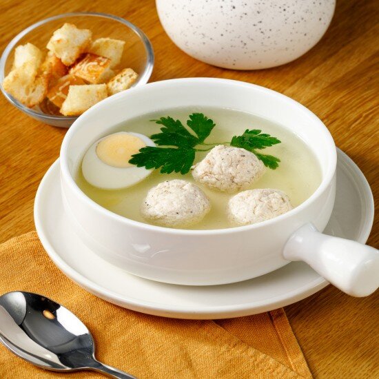 Консоме с фрикадельками