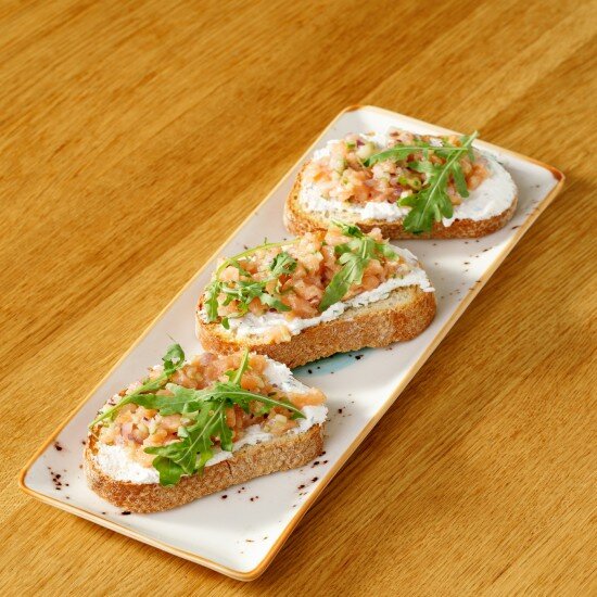 Брускетты с лососем