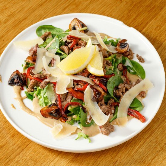 Теплый салат с говядиной