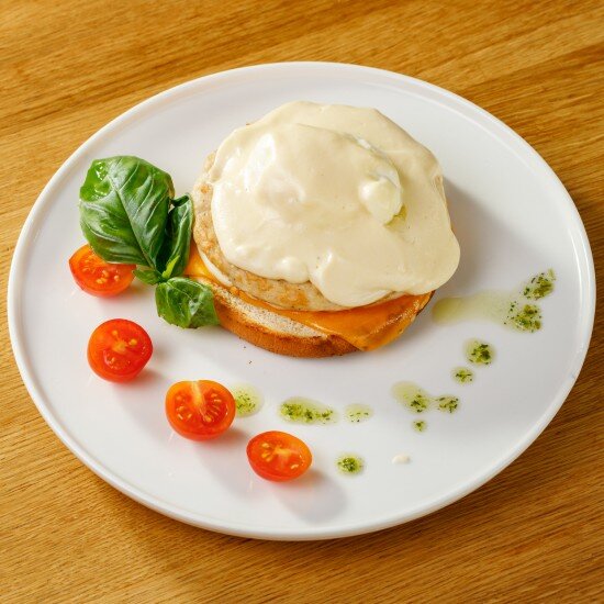 Яйцо Бенедикт с куриной котлетой