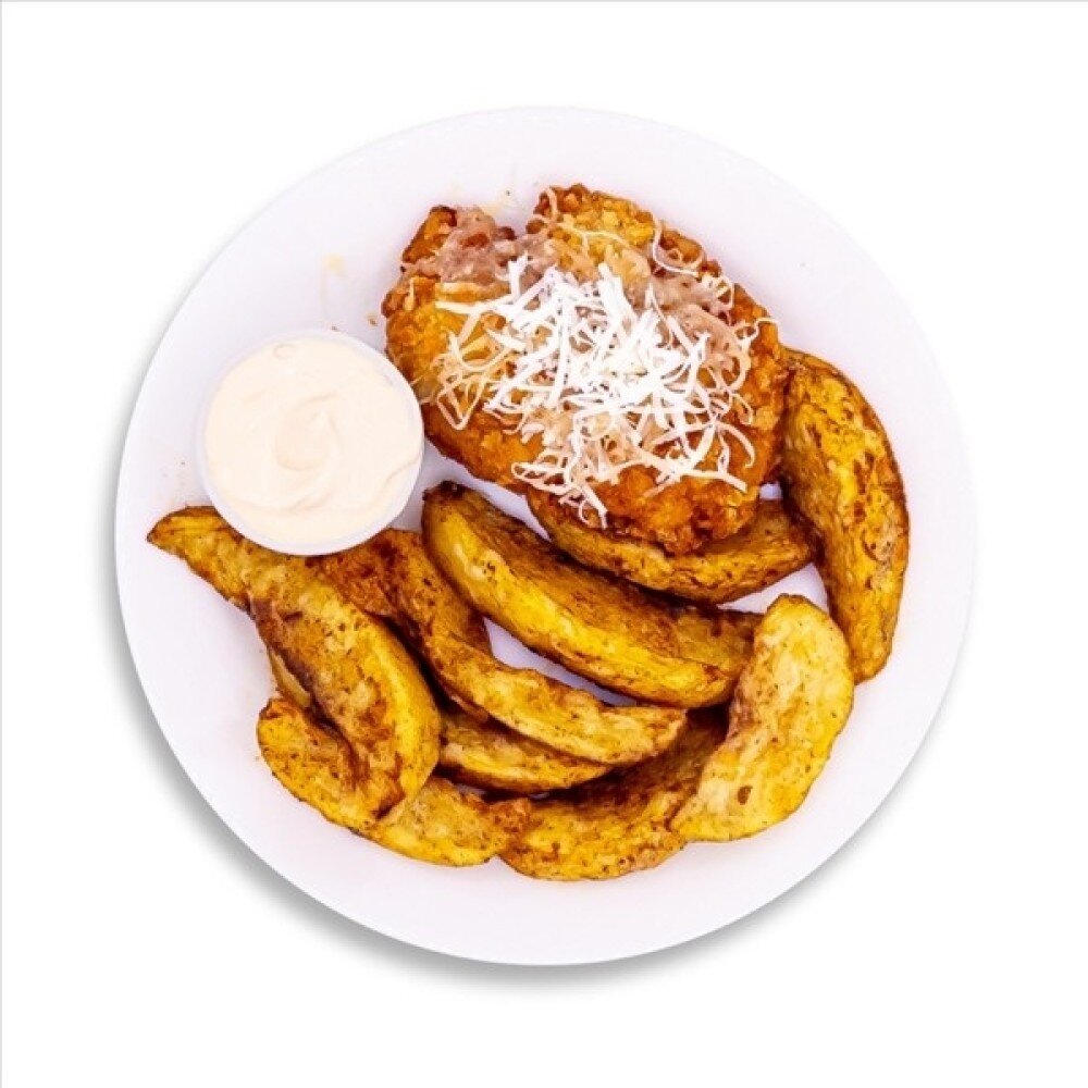 Куриный шницель с соусом цезарь и пармезаном с картофельными дольками