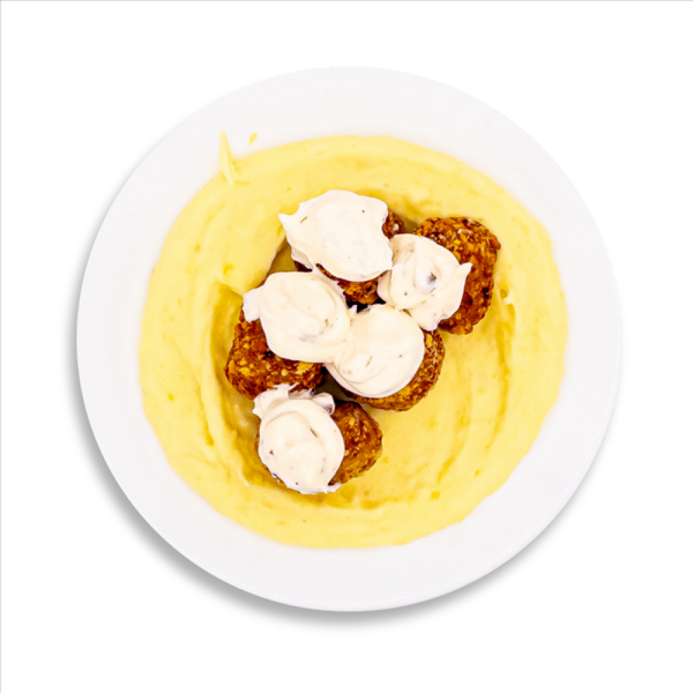 Чикенболы со сметанно-грибным соусом и мятый картофелем