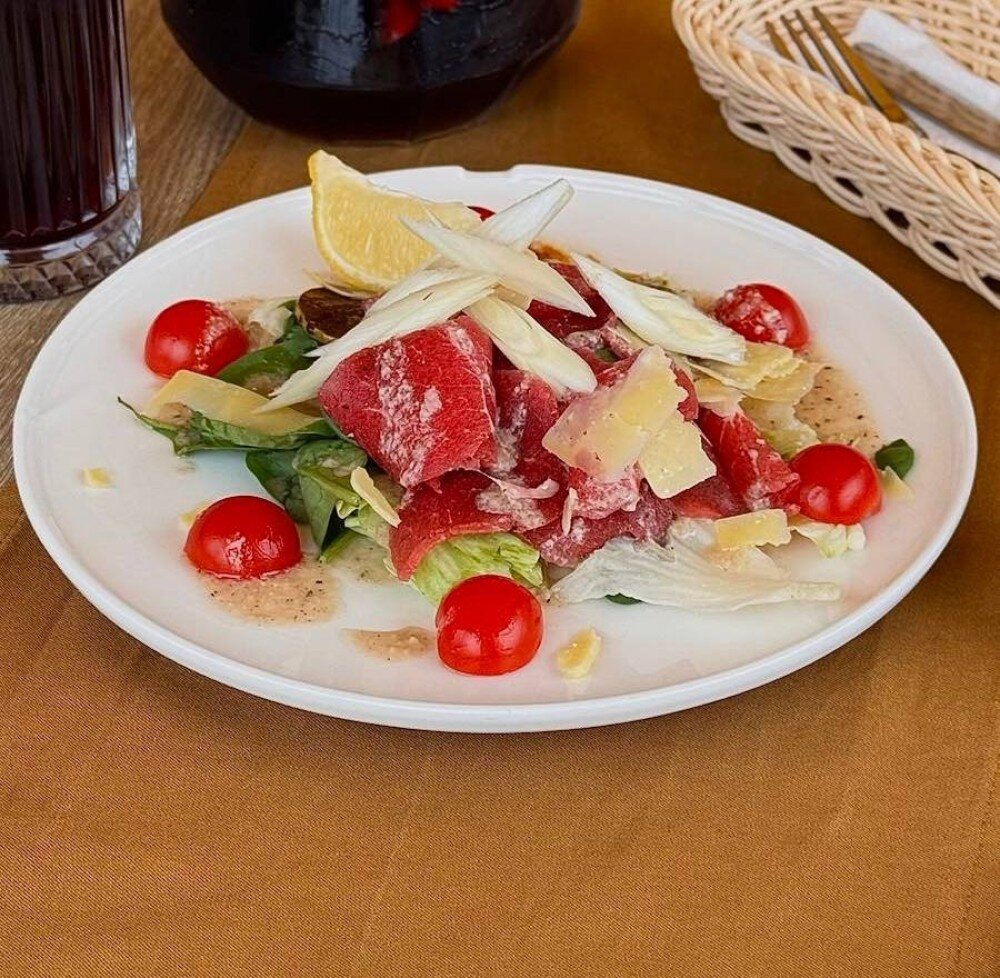 Салат с говядиной и карамельной грушей