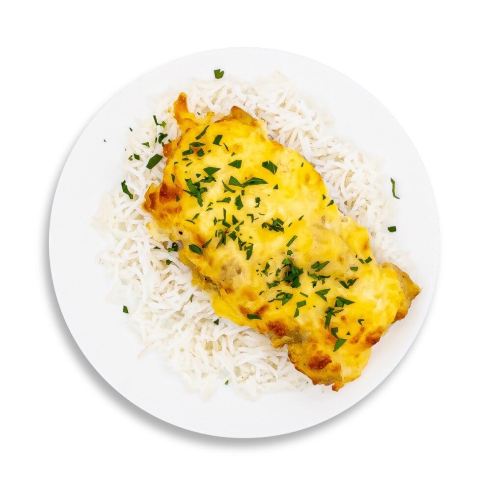 Белая рыба под сыром с рисом